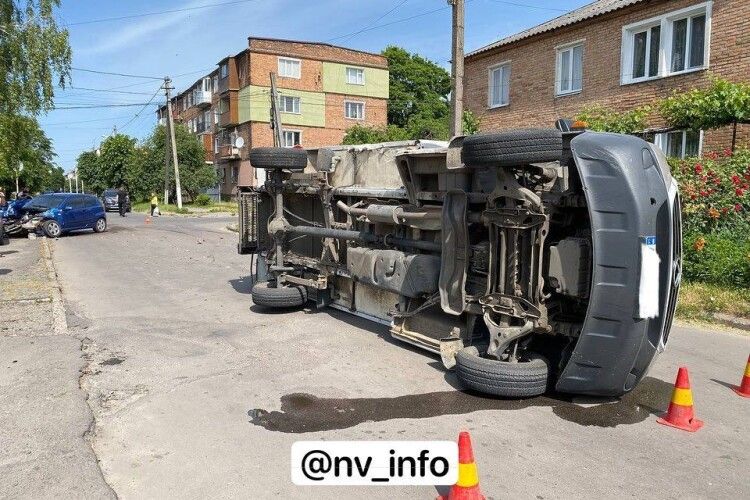 Вантажівка перекинулася: на Волині у ДТП потрапила дитина (Фото)