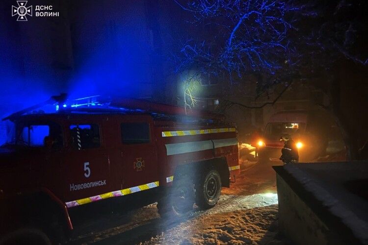 На Волині рятувальники визволили із снігового затору «швидку» з пацієнтом