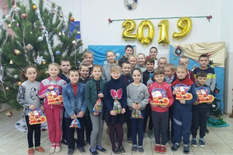 У школі на Ратнівщині учням, які не пропускали навчання, вручили подарунки