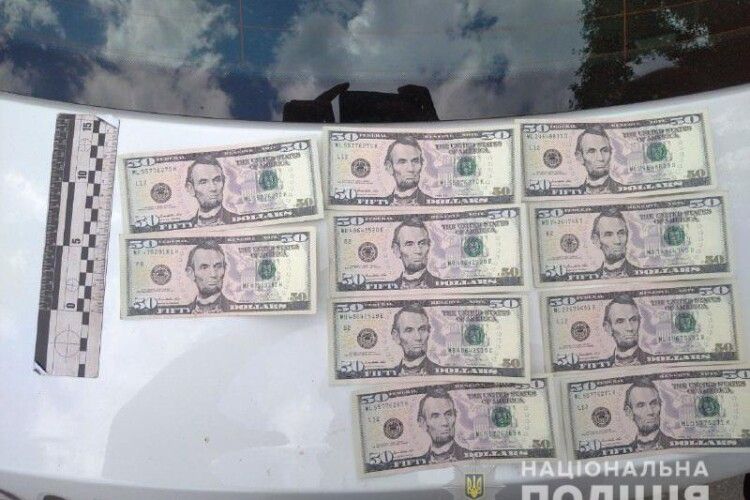 Рівнянин продав аферисту золотий ланцюжок за 500 фальшивих доларів (Фото)