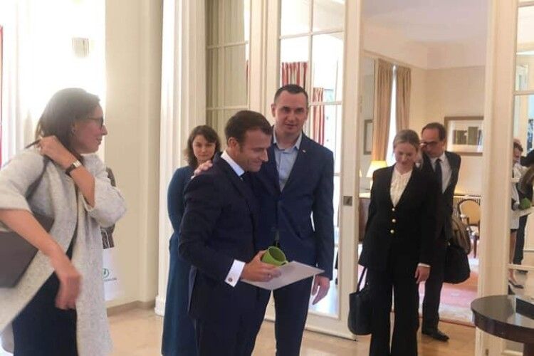 Олег Сенцов подарував Еммануелю Макрону свою тюремну кружку (фото)