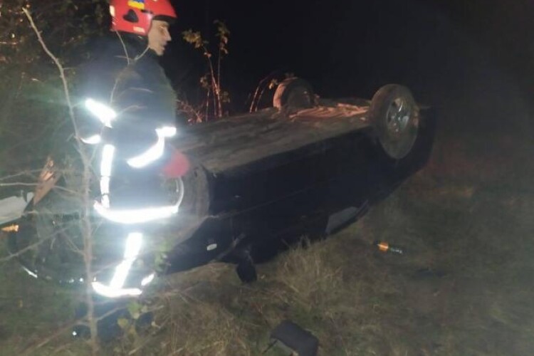 На Рівненщині водія з перевернутої машини діставали  рятувальники, чоловік відбувся переляком