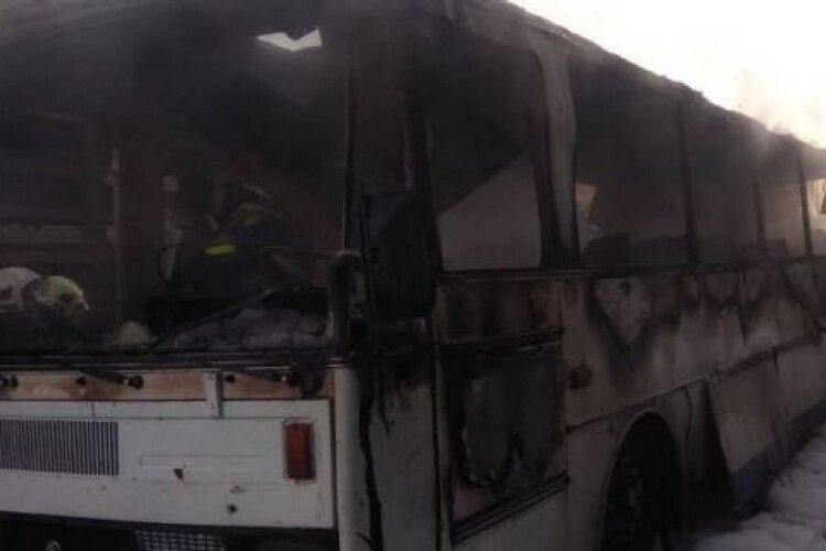 По сусідству з Волинню вогонь повністю знищив пасажирський автобус