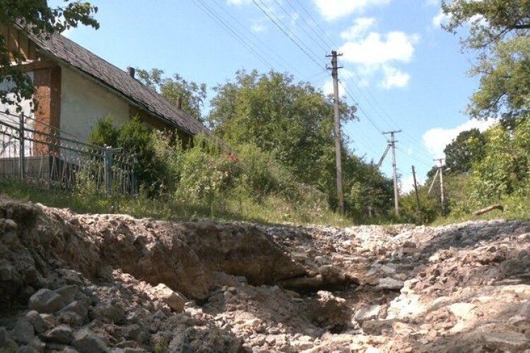 Пошкоджені хати, вулиці і міст: в селі на Рівненщині третій день усувають наслідки негоди