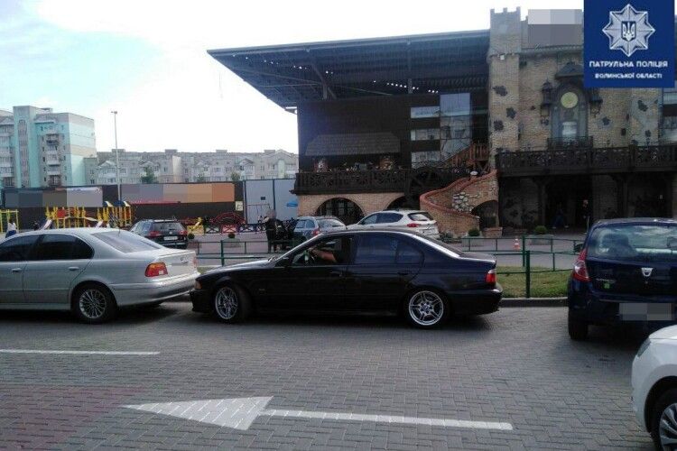 У Луцьку водій BMW викликав патрульних, бо його авто «запаркували»