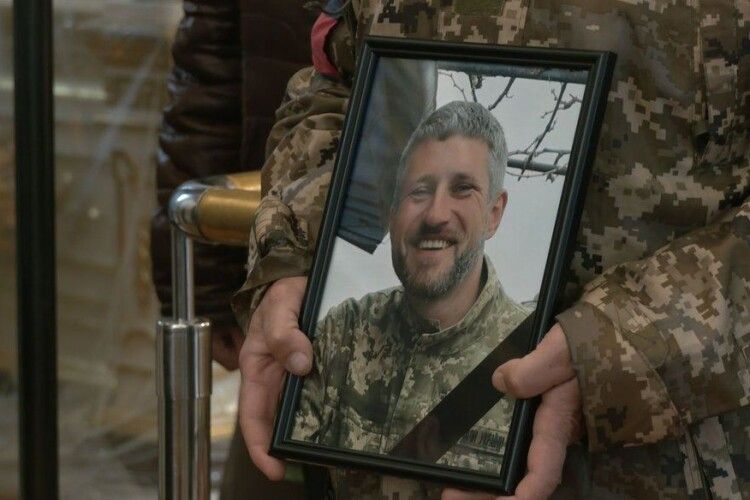 У Луцьку провели в останню дорогу загиблого на війні патрульного Олександра Мартинюка (Фото)