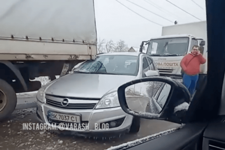 Лобове скло розтрощене: на Рівненщині легковик в'їхав у вантажівку (Відео)