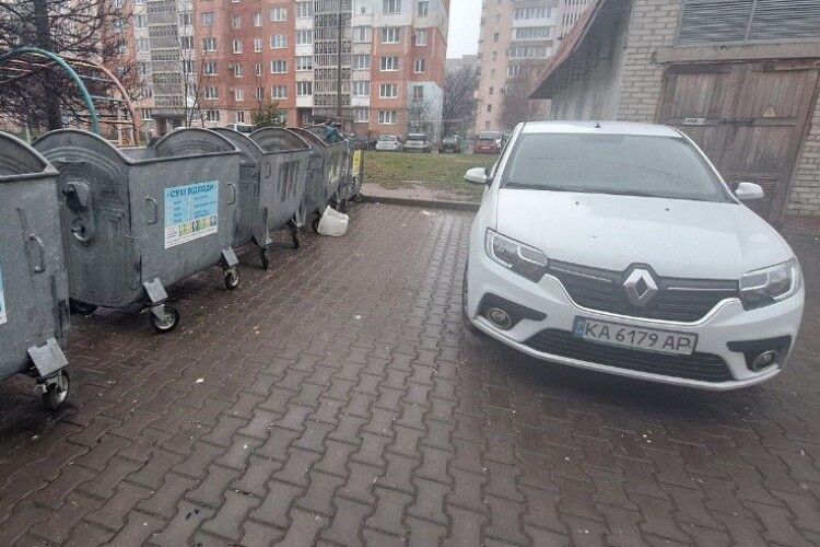 У Луцьку покарали водія за паркування біля сміттєвих контейнерів