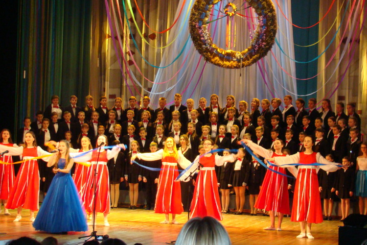 800 школярів Луцької школи №9 показали власні таланти на сцені Волинського драмтеатру