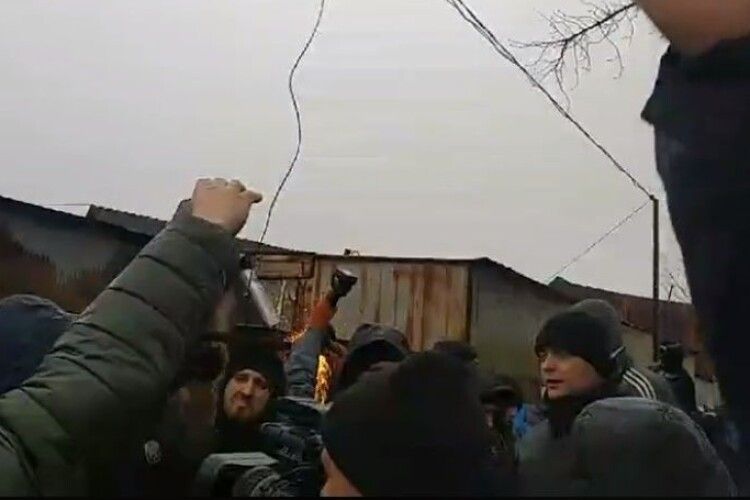 Муніципали приїхали демонтувати Старий ринок, підприємці виконують «Ще не вмерла України»