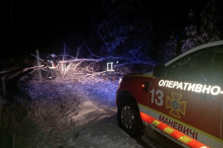 На Волині вночі чистили дороги від дерев та витягували із заметів вантажівки (Фото)