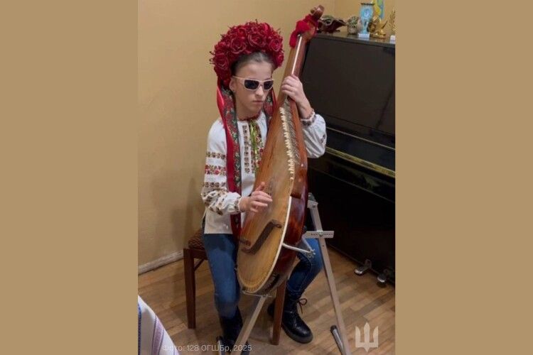 Незряча дівчинка своїм співом зібрала понад 5 мільйонів для армії