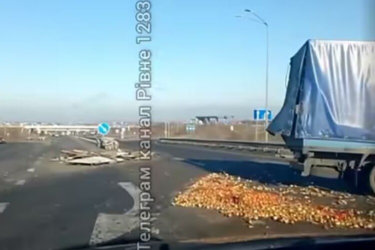 Дорога вкрита цибулею: у Рівному в аварію потрапила вантажівка (Відео)