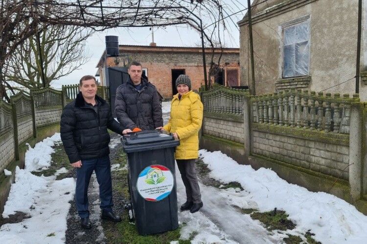 Жителі Підгайцівської громади виграли сім сміттєвих баків (Фото) 
