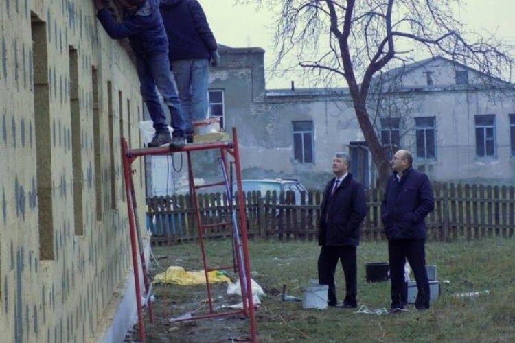 Тривають роботи з утеплення будівлі інфекційного відділення Любешівської центральної районної лікарні