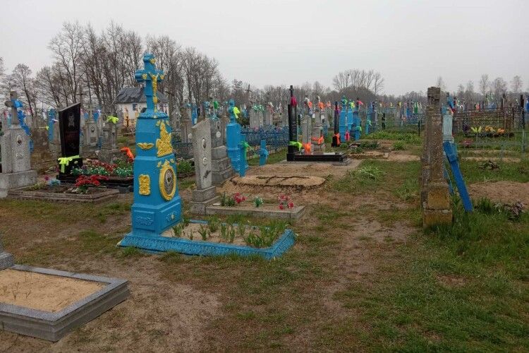 У громаді на Волині провели благоустрій кладовища