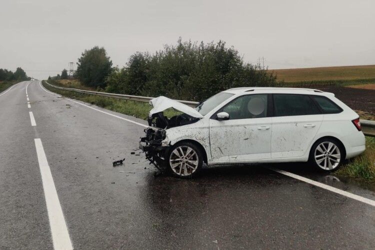 На Волині водійка влетіла у дорожній відбійник