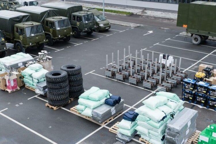 Порошенко везе на східний фронт велику партію вантажівок, генератори і зимове спорядження для бійців