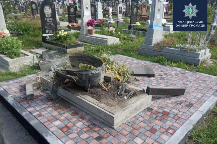 На Волині «Тойота» влетіла у цвинтар і пошкодила могилу (Фото)
