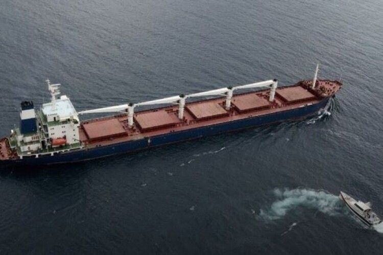 Перше судно з українською кукурудзою затримується