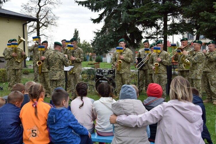 Оркестр волинських прикордонників відвідав вихованців реабілітаційного центру