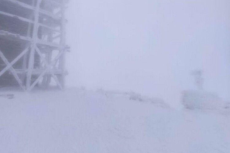 Гора Піп Іван у Карпатах вже вкрилася метровим шаром снігу (Фото) 