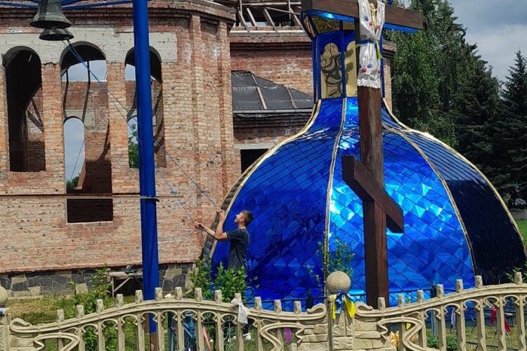 У селі Луцького району на Волині нову українську церкву накрили куполами (Відео)