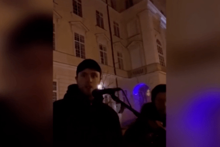 «А я російськомовний, що ти мені зробиш?»: у центрі Львова побили музиканта й потрощили його техніку (Відео)