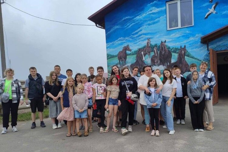 Родинне тепло, нові друзі і море вражень: діти з Марганця провели незабутні канікули на Волині