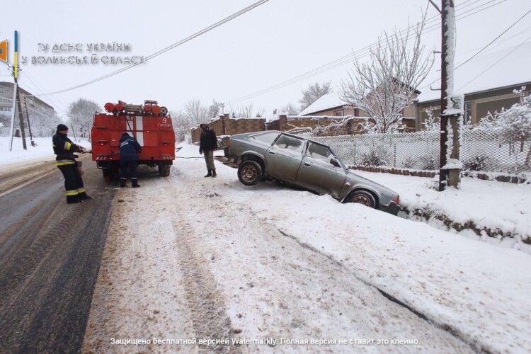 У Горохові рятувальники витягли авто, що злетіло з дороги (Фото)