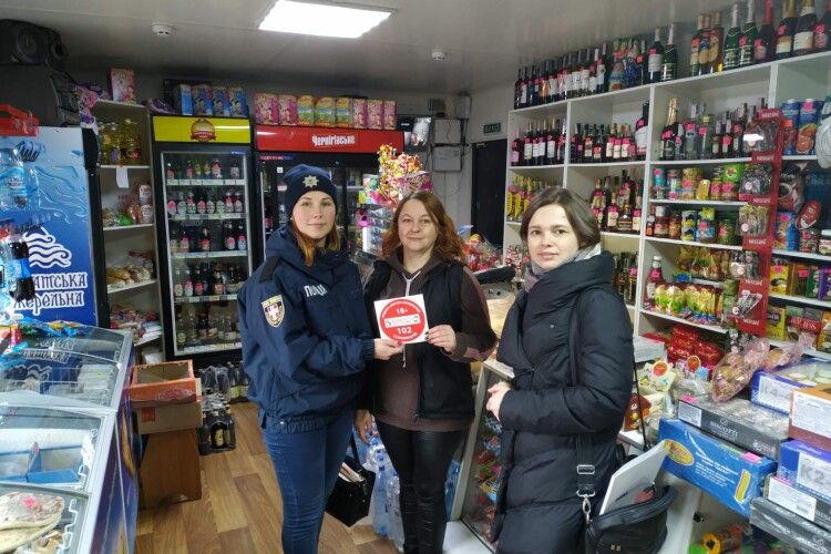 У волинському селі поліцейські переконували торговців не продавати алкоголь дітям