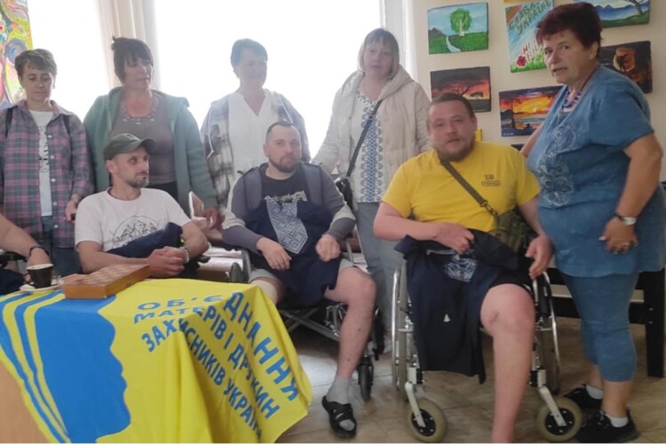 На Волині вдови Героїв подарували вишиті сорочки для поранених Воїнів