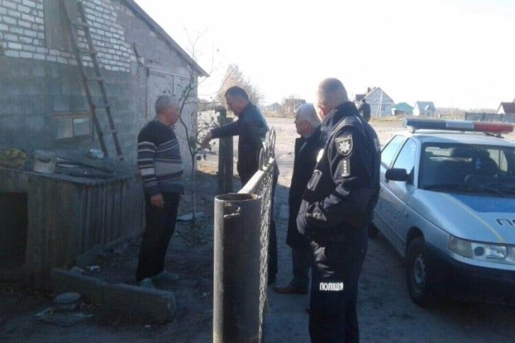 У селищі на Волині ремонт дороги затримали через прибудову мешканця 