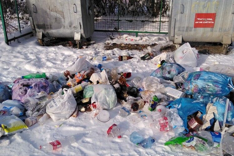 «Замість святкових привітань, якесь бидло вкрало контейнер для сміття» — мешканка волинського села