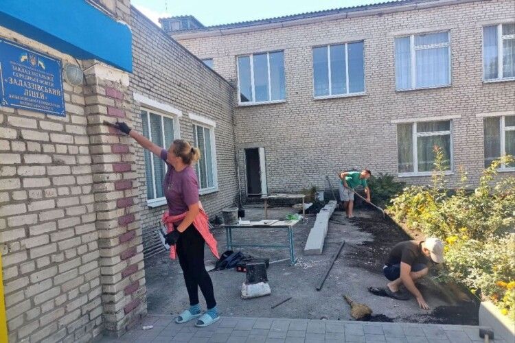 Спільними зусиллями: у селі на Волині батьки та вчителі оновлюють ліцей за кошти з бюджету (Відео)