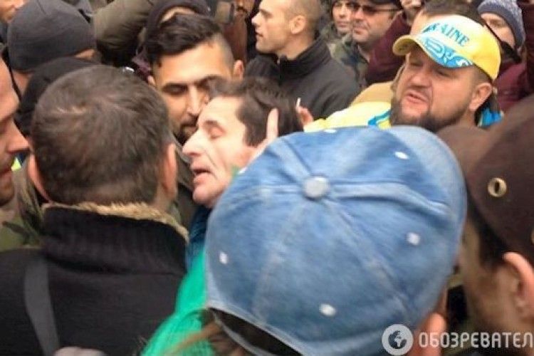 У Києві під будівлею суду невідомі напали Зоряна Шкіряка 