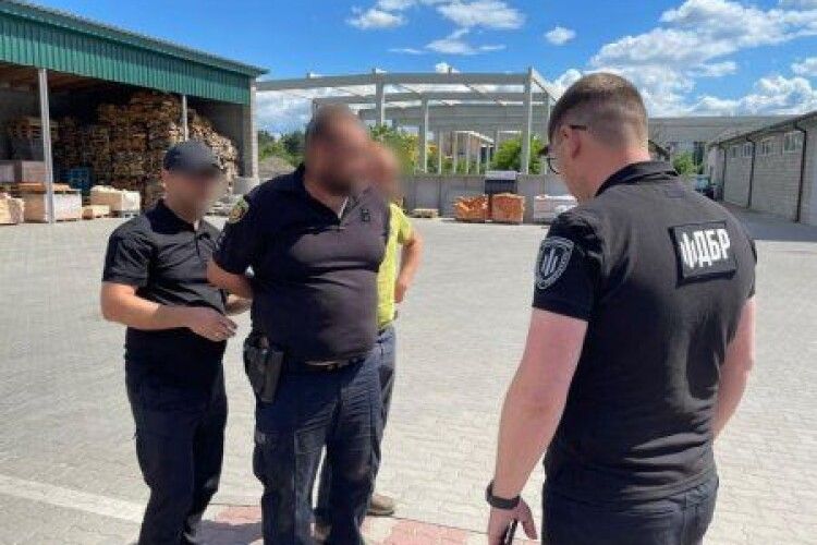 На Рівненщині викрили поліцейського, який за хабар мав відтермінувати мобілізацію призовника