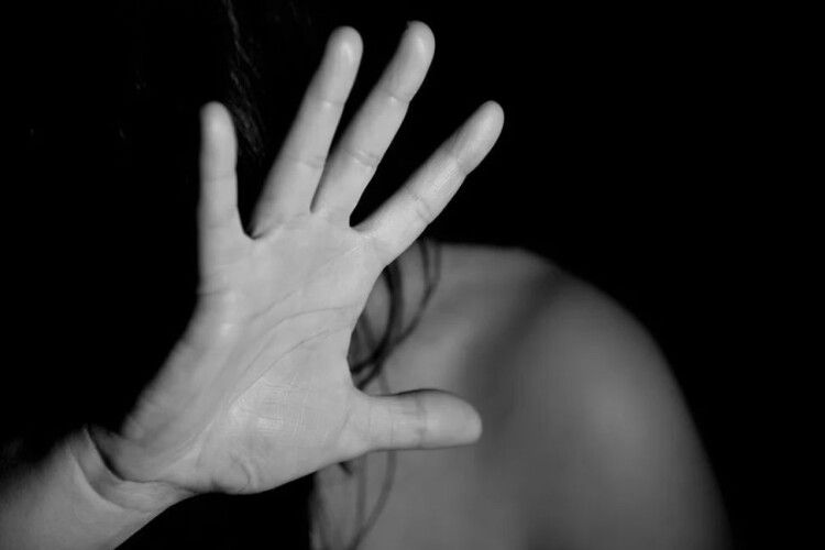 Ґвалтівник був інфікований ВІЛ: два покидьки пограбували і сексуально познущались з жінки