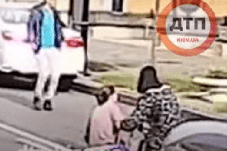 Автомобіль збив студентку, яка поспішала на пари: момент ДТП потрапив на відео