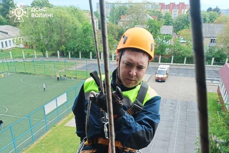 Волинські рятувальники відпрацювали складні спуски на висотних об'єктах