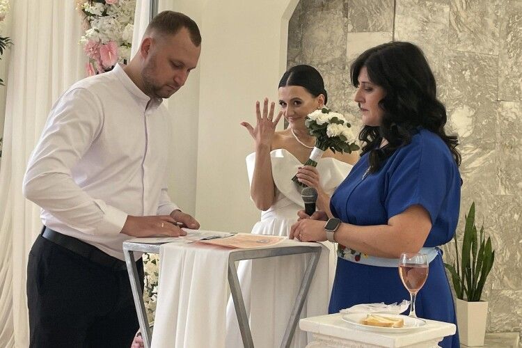 28 пар у Луцьку повірили у магію чисел
