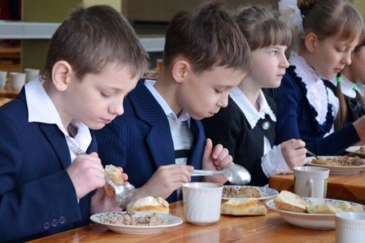 У волинських школах та садках дітей годували неякісними продуктами