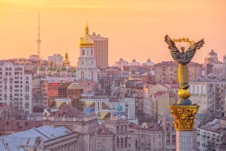У Києві вибухи, горять автівки в дворі, - Кличко