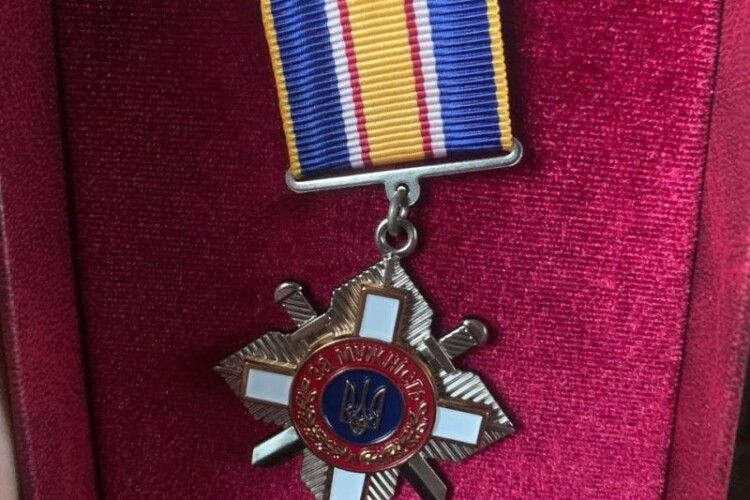 Зеленський вручив волинянину високу державну відзнаку (Фото)