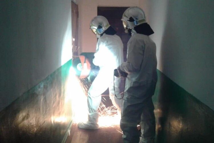 Важкохвора жінка з COVID-19 у Рівному зачинилась у квартирі: рятувальники зрізали замок