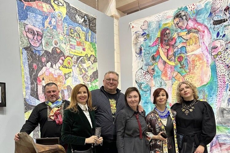 У Луцьку відкрили виставку «Люди-коти» французької художниці 