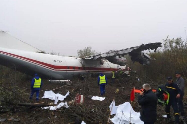 Поблизу Львова впав літак. Загинули люди (Фото)
