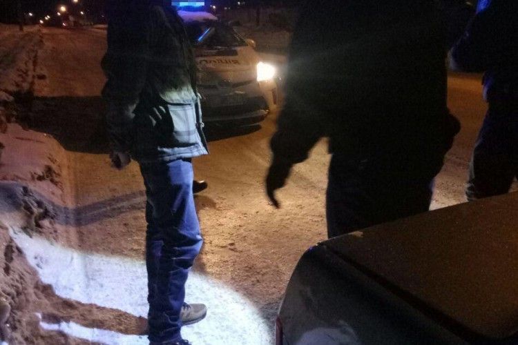 Таксист намагався викинути наркотики перед поліцейськими