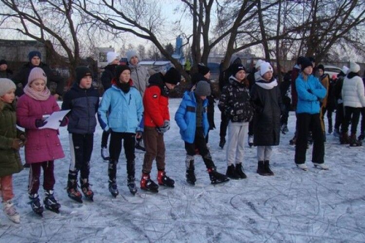 На волинському озері змагалися бігуни на ковзанах (Фото, відео)