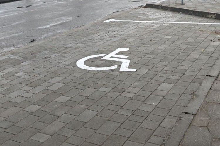 Безбар'єрність для ветеранів: на Волині оновили автостоянку для маломобільних груп 